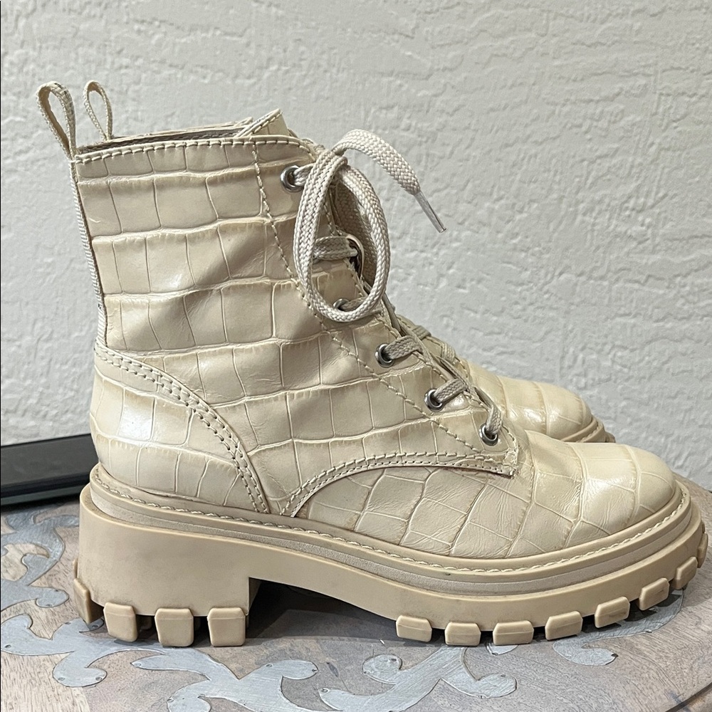 Schutz Egg Shell Croco Womens Rounded Toe Lace Up Fashion Chunky Boots sz 6.5B